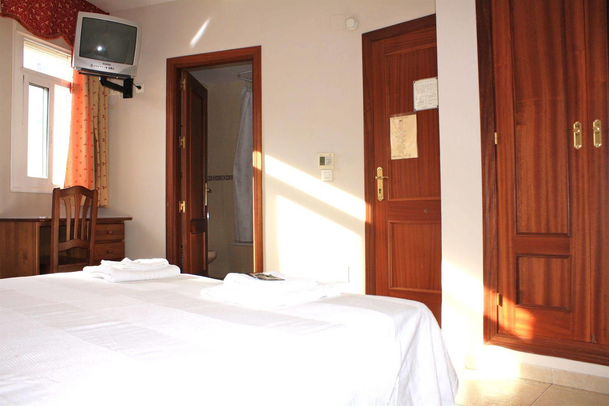 Hostal Carlos 2 La Línea de la Concepción Exterior foto